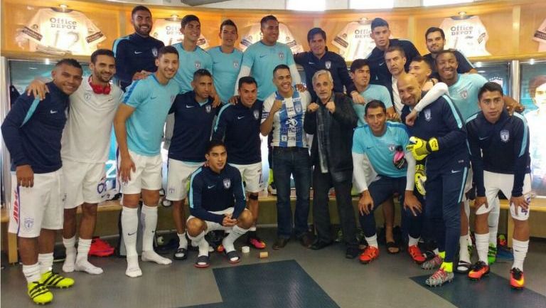 Misael Rodríguez junto a varios jugadores del Pachuca en el Estadio Hidalgo
