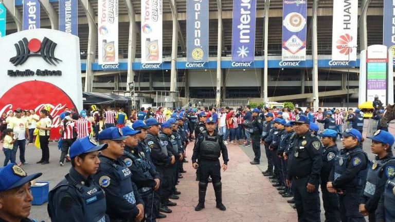 Policías en las inmediaciones del Estadio Azteca