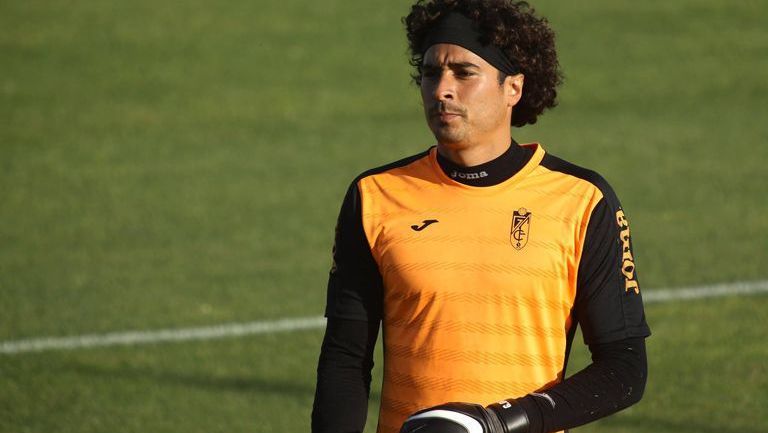 Guillermo Ochoa, en una  práctica con el Granada