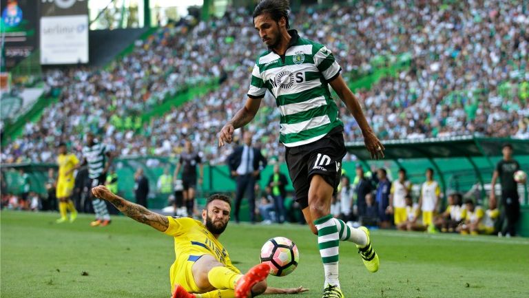 Miguel Layún se barre para quitarle el balón a Bryan Ruiz