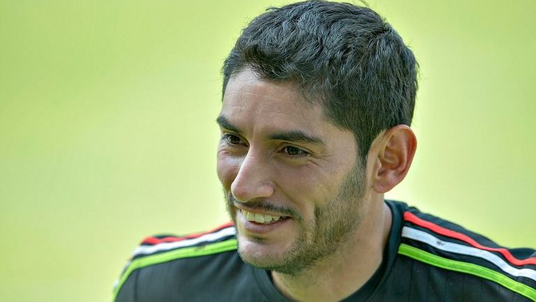 El portero Jesús Corona sonríe en un entrenamiento de la Selección Mexicana