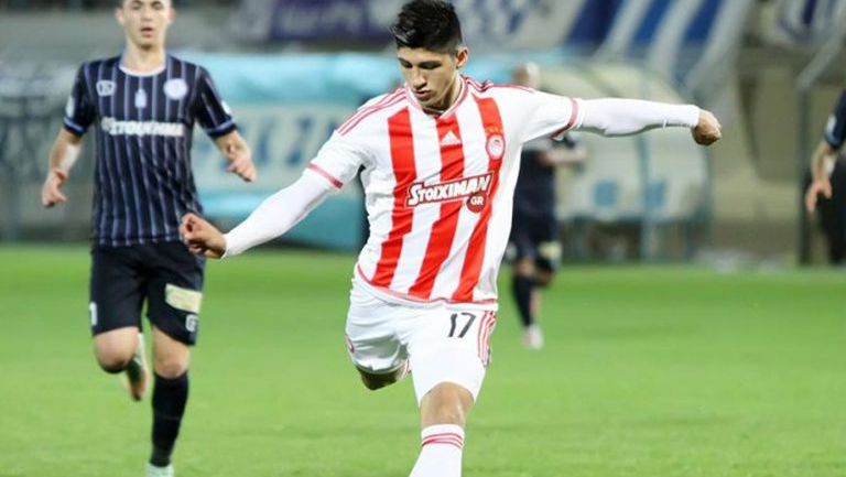 Alan Pulido dispara en juego con Olympiacos