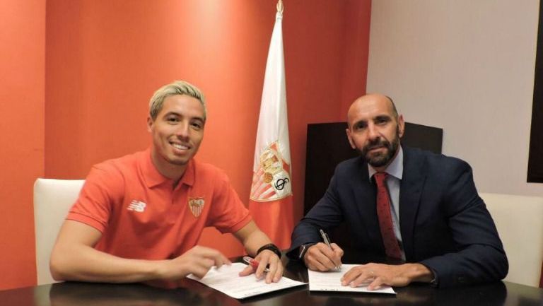 Nasri firmando su contrato con el Sevilla