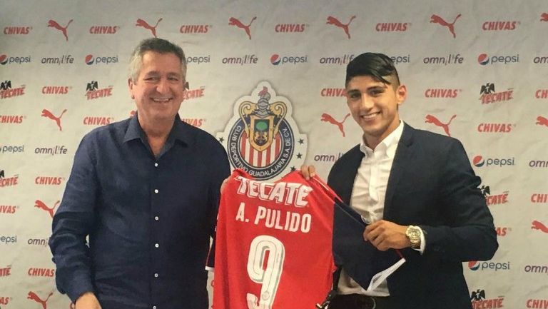 Vergara presenta a Alan Pulido frente a los medios