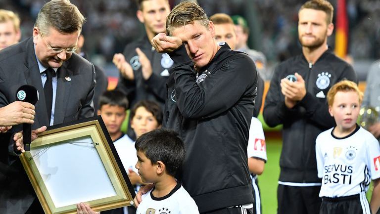 Bastian Schweinsteiger llora en su partido de despedida