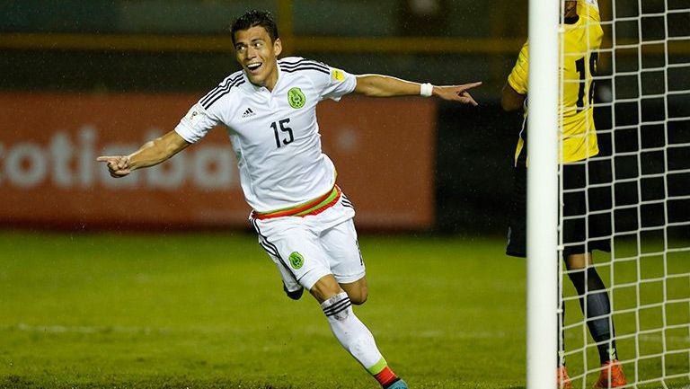 Héctor Moreno festeja su gol contra El Salvador