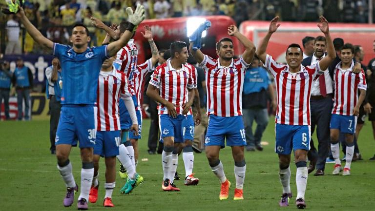 Jugadores de Chivas celebran victoria en el Clásico