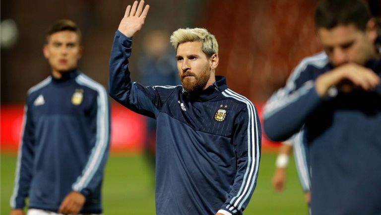 Lionel Messi saluda a la afición argentina en la Fecha FIFA