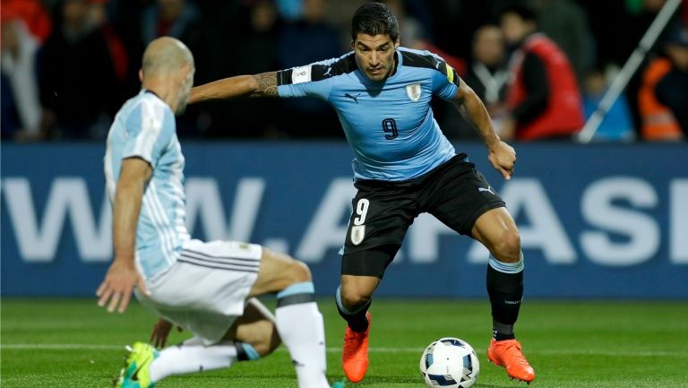 Luis Suárez dribla a Javier Mascherano en partido entre Uruguay y Argentina 