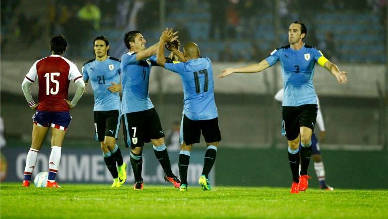 Jugadores de Uruguay celebran una anotación ante Paraguay