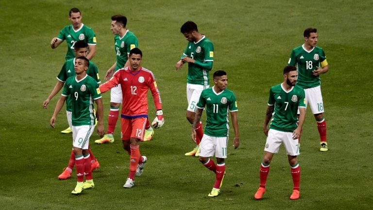 Futbolistas del Tri caminan en el césped del Azteca