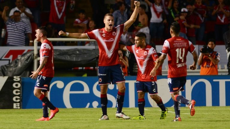 Futbolistas del 'Tibu' festejan el gol contra Pachuca