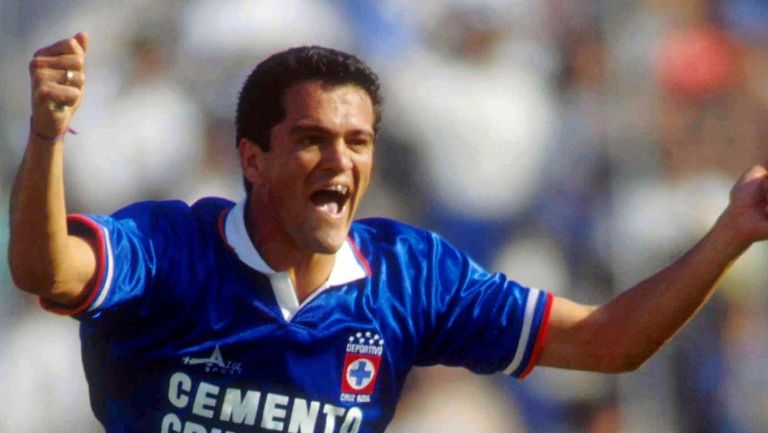 Carlos Hermosillo celebra un gol con Cruz Azul