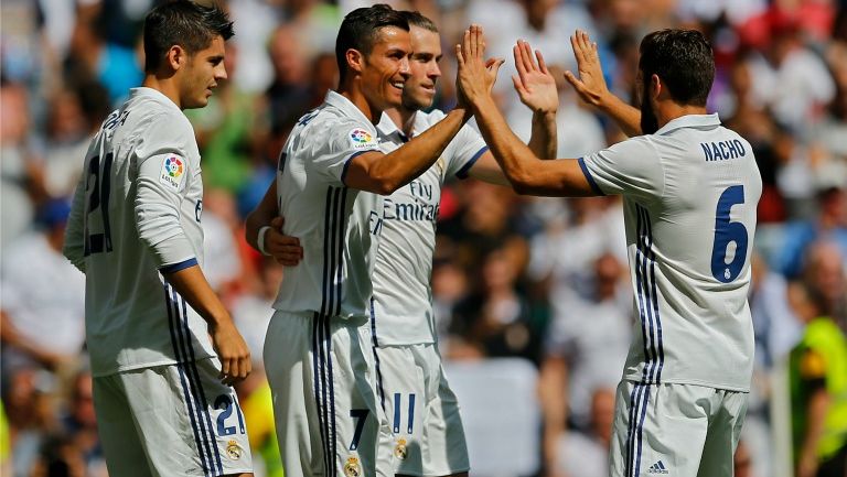 Cristiano Ronaldo es felicitado tras su regreso con gol