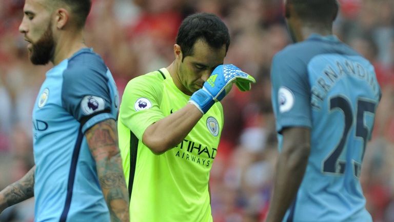 Claudio Bravo lamenta su falla frente al Man United 