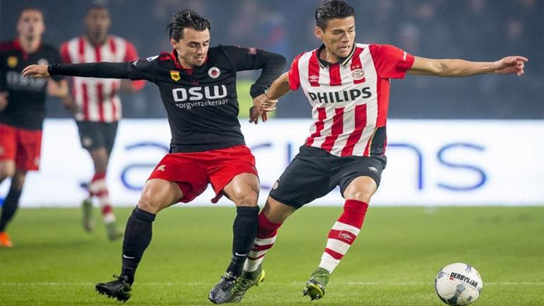 Moreno, disputando el esférico en otro partido del PSV 