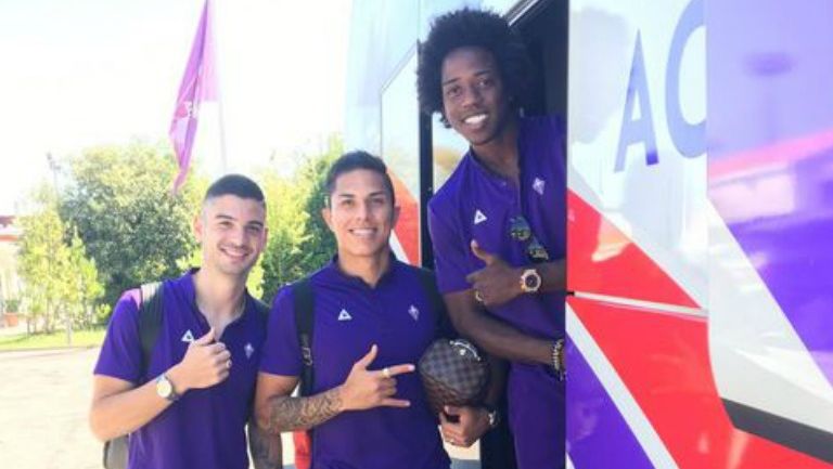 Carlos Salcedo junto a dos de sus compañeros en la Fiorentina