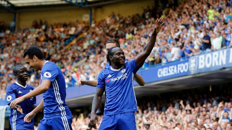 Victor Moses en festejo tras anotar un gol con el Chelsea