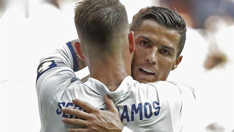 Cristiano Ronaldo abraza a Sergio Ramos