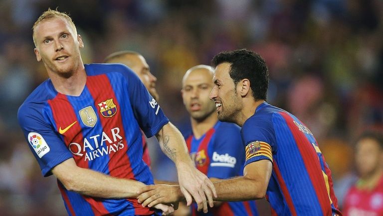 Jeremy Mathieu celebra con sus compañeros el gol frente al Alavés