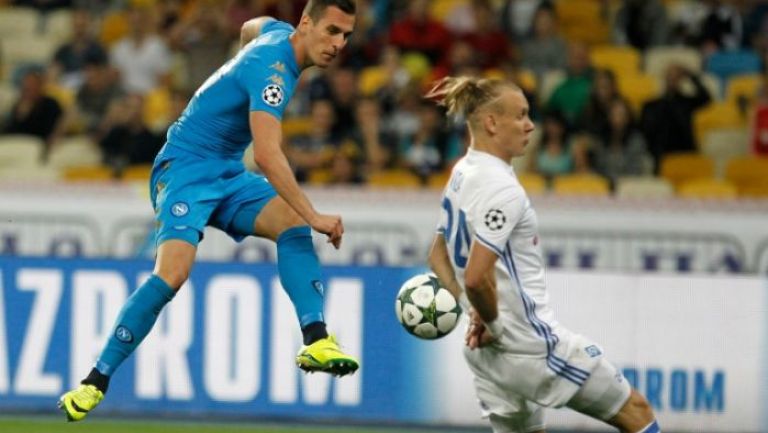 Milik del Nápoles anota frente al Dinamo de Kiev