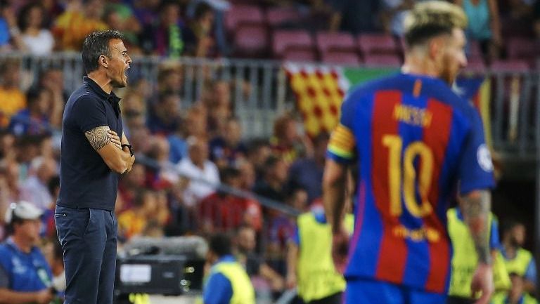Luis Enrique realiza indicaciones táctica durante el juego entre Barcelona y Celtic