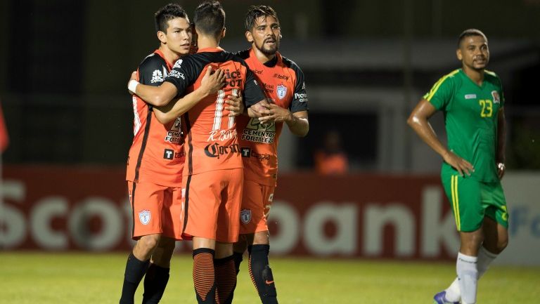 Jugadores de Pachuca festejan un gol contra Police United