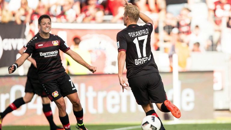 Chicharito disputa un encuentro con Bayer Leverkusen