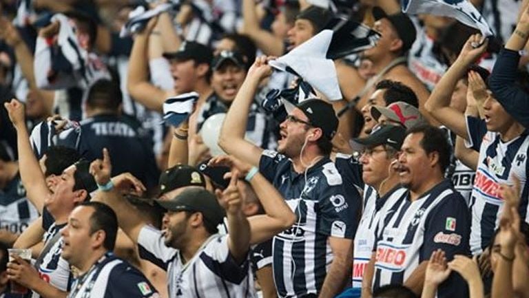 Aficionados de Monterrey en duelo de los Rayados