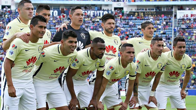 Jugadores de América posan previo al juego contra Cruz Azul