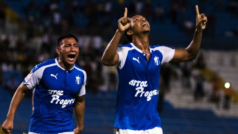 Los jugadores del Honduras Progreso festejan el gol del triunfo