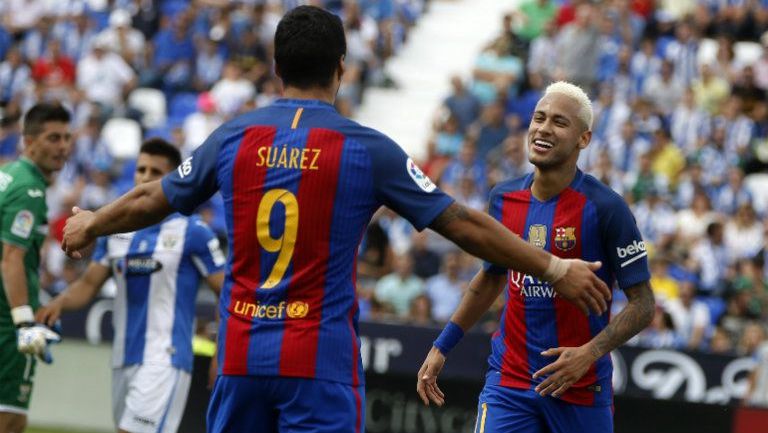 Suárez y Neymar se felicitan tras un gol