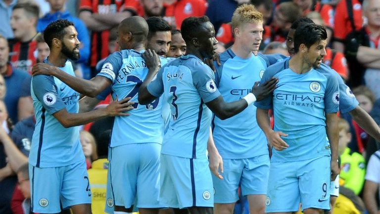 Jugadores del Manchester City se felicitan tras un gol