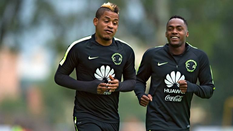 Michael Arroyo y Renato Ibarra, durante un entrenamiento del América