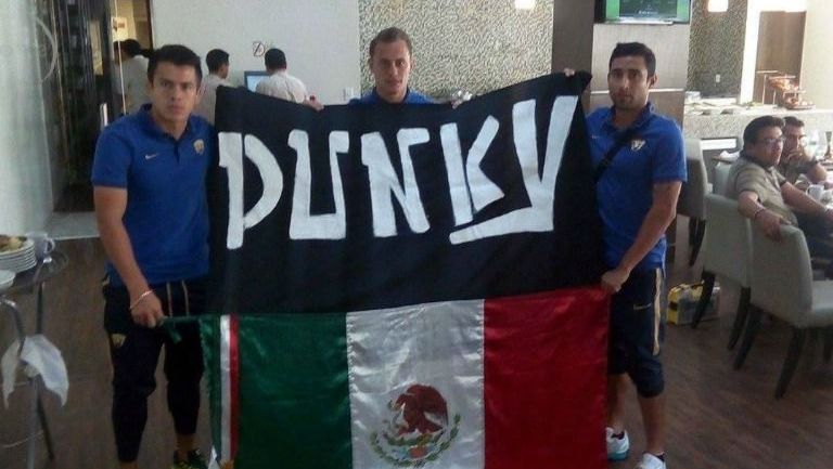 Jugadores de Pumas recuerdan con una manta a 'Punky', aficionado que murió