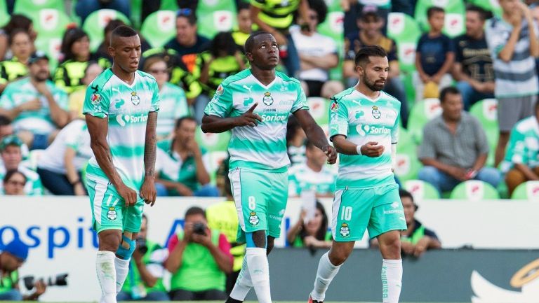 Cuero celebra con sus compañeros el primer gol del partido