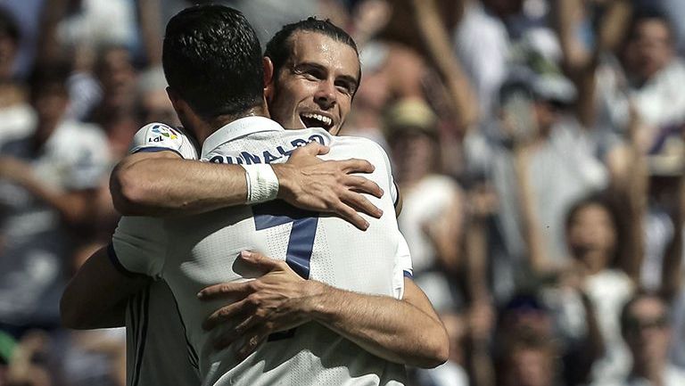 Cristiano Ronaldo abraza a Bale en festejo de gol