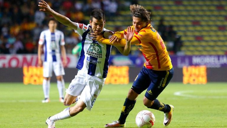 Hirving Lozano y Carlos Adrián Morales disputan un balón en el Clausura 2016