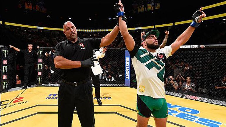 Gastelum celebra su triunfo en UFC 200