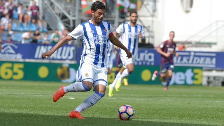 Carlos Vela conduce el balón en duelo contra Eibar