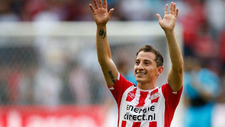 Andrés Guardado saluda en partido de PSV 