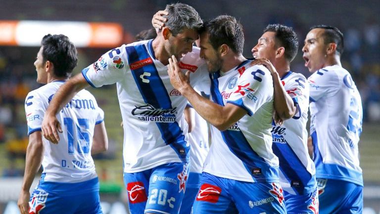 Álvaro Navarro festeja junto a sus compañeros uno de sus goles contra Morelia