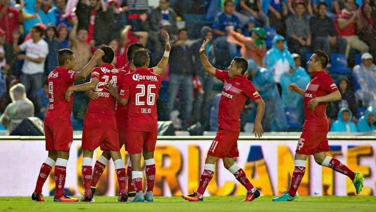 Jugadores del Toluca festejan un gol contra Cruz Azul