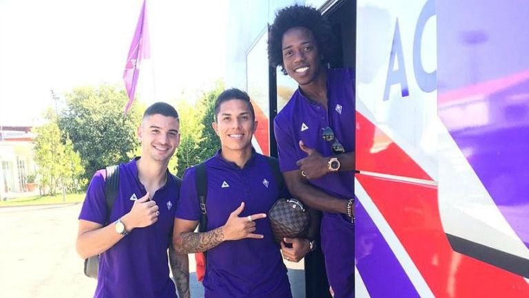 Carlos Salcedo posa junto a sus compañeros de la Fiorentina