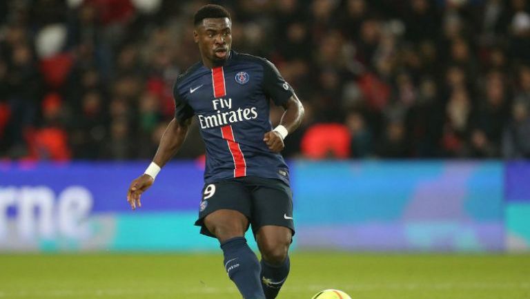 Serge Aurier disputa un partido con el PSG de Champions