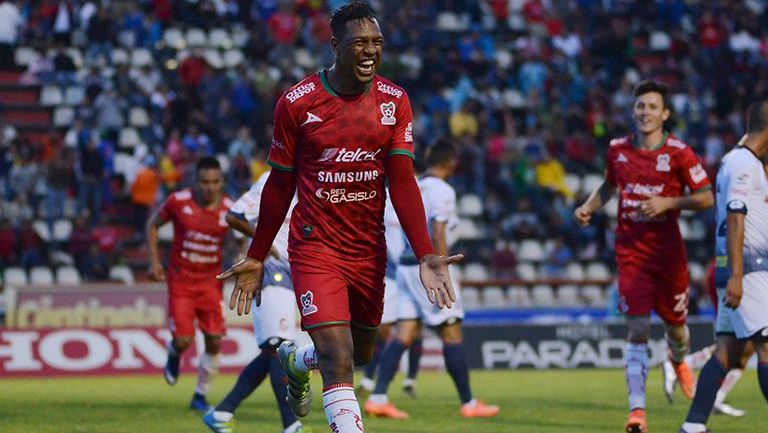 Roberto Nurse festeja uno de sus goles en Liga de Ascenso 