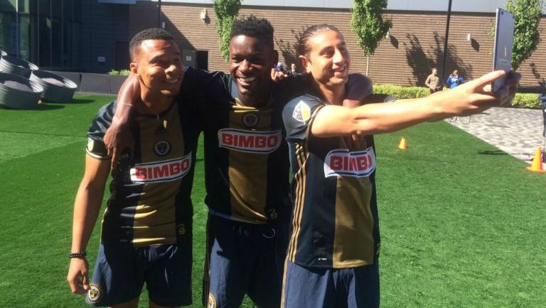 Jugadores del Philadelphia Union se toman una selfie previo al reto