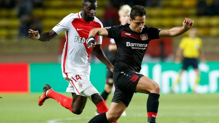 Chicharito disputa el balón frente al Mónaco en Champions