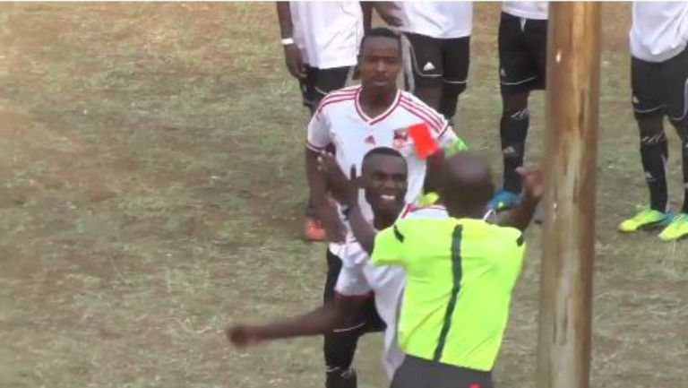 El jugador de Zimbabue arremete contra el árbitro 