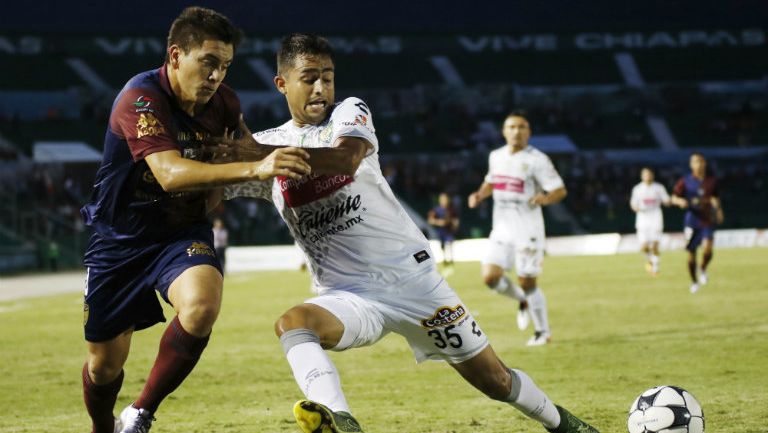 Jugadores de Atlante y Chiapas disputan balón en juego de Copa MX
